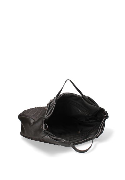 Borsa nera in pelle con un design a trapunta testurizzata, dotata di un'apertura superiore e doppie maniglie. L'interno è di tessuto scuro senza scomparti visibili.