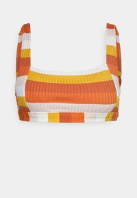 Bralette canelado em laranja, amarelo e branco em riscas horizontais. Apresenta alças largas e um design de decote reto.