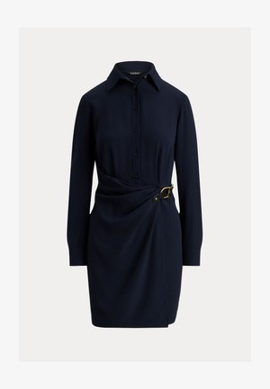 Tengerészkék gombos ruha hosszú ujjakkal, oldalsó redőzéssel és aranyszínű csattal a derékon. Simó, könnyű anyagból készült.