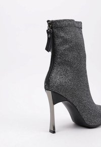 LIMMA GRACHT - Botines de tacón - silver
