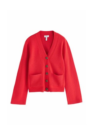 Roter Wollcardigan mit V-Ausschnitt, sieben Knöpfen auf der Vorderseite und zwei vorderen Taschen. Mit gerippten Bündchen und Saum.