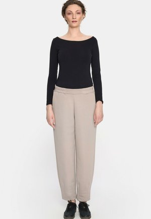 - Spodnie treningowe