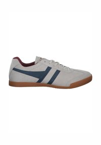 Lichtgrijze suède sneaker met marineblauwe strepen, witte veters, een bordeauxrood voering en een bruine rubberen zool met gestructureerde patronen.