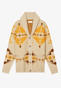 Beige stickad cardigan med stor sjalkrage, knäppning, framfickor och gula, bruna geometriska mönster över kroppen och ärmarna.