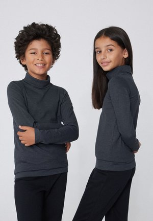 Des pulls col roulé gris foncé pour enfants, avec des manches longues, une coupe ajustée et un tissu doux, associés à un pantalon noir.