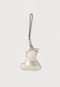 Breloc din piele în formă de urs cu accente argintii și roz pal, având o buclă din cord negru și elemente metalice aurii. Textură netedă peste tot.