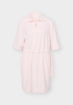 Robe courte à manches courtes rose clair avec col, demi-fermeture éclair à l'avant, taille élastique et liens latéraux ajustables, présentée sur un fond uni.