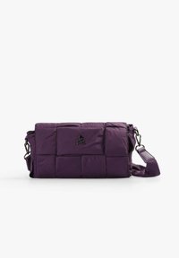 Lilla quiltet nylon crossbody taske med flaplukning, der har et sort kraniumlogo og justerbar rem. Glat tekstur med polstrede sektioner.