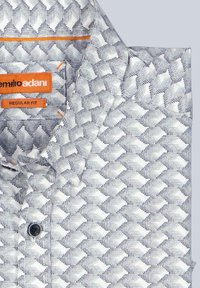 Herrenhemd in Weiß und Grau mit geometrischem Muster. Mit spitzem Kragen und schwarzem Knopf, etikettiert mit "emilio adani", reguläre Passform.