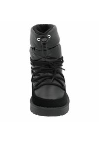 Bottes d'hiver noir imperméables avec un haut rembourré, des lacets texturés et une semelle en caoutchouc. Le design comprend un bout arrondi et un col ajustable.