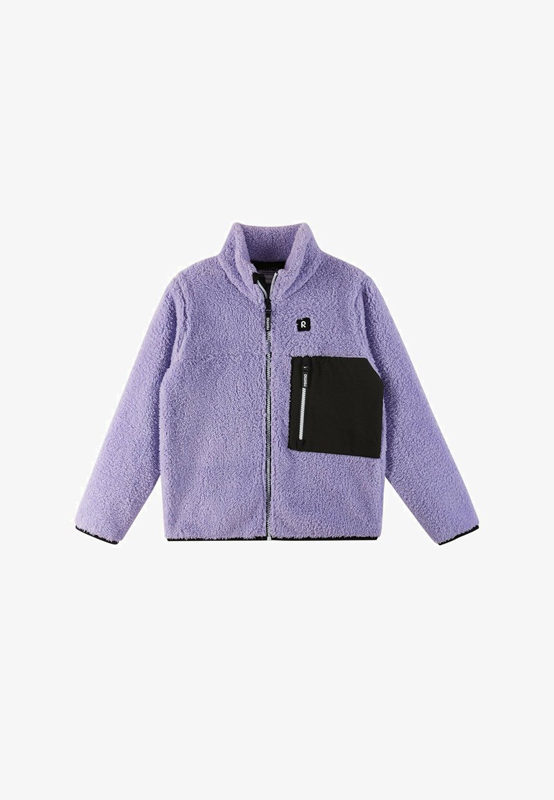 Giacca in fleece di colore viola chiaro con tasca con zip nera. Presenta un collo alto e una chiusura con zip. Tessuto morbido e textures.