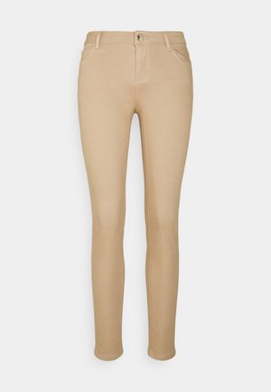 Pantaloni beige slim-fit realizzati in tessuto elasticizzato, con zip, chiusura a bottone, stile a cinque tasche e dettagli di cucitura minimi.