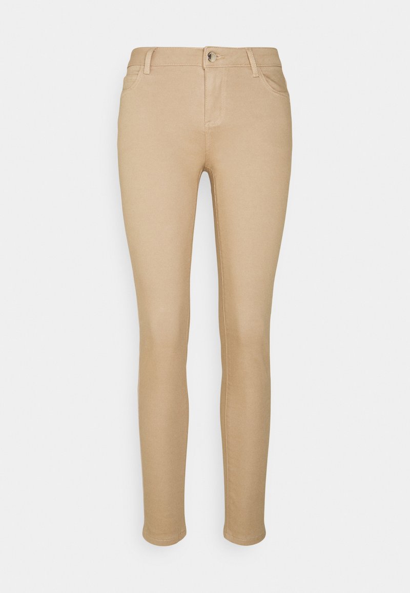 Pantalons slim beige en tissu extensible, dotés d'une fermeture éclaire, d'un bouton, de cinq poches et de détails de couture minimaux.
