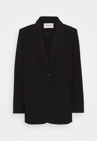 Blazer noir à un bouton avec revers à crans, deux poches avant à rabat et une poche poitrine passepoilée suspendu sur un fond blanc.