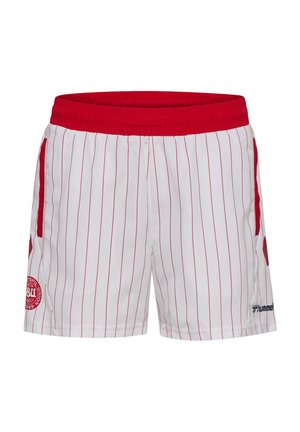 Białe spodenki sportowe z cienkimi czerwonymi pionowymi paskami, szerokim czerwonym elastycznym pasem, czerwonymi bocznymi kieszeniami oraz dwoma logo blisko dołów nóg.