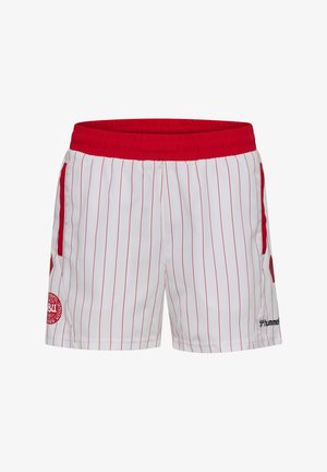 Białe spodenki sportowe z cienkimi czerwonymi pionowymi paskami, szerokim czerwonym elastycznym pasem, czerwonymi bocznymi kieszeniami oraz dwoma logo blisko dołów nóg.