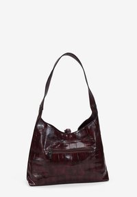 Bolso de mano de cuero burdeos con un patrón texturizado de cocodrilo, que cuenta con una sola correa para el hombro y un bolsillo con cremallera en la parte frontal.