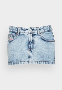 Jeanskjort i ljusblått, med en figurnära design, fem fickor och synliga sömdetaljer längs fållen och sömmarna.