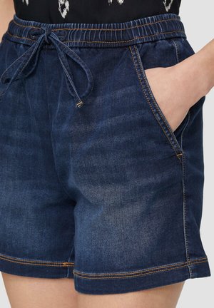 Ciemnoniebieskie szorty dżinsowe z elastycznym paskiem i sznurkiem. Posiadają dwie boczne kieszenie oraz kontrastowe przeszycia wzdłuż dołu.