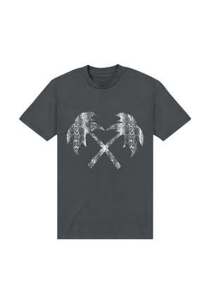 Camiseta gris de manga corta con un gráfico blanco de siluetas de palmeras y palos cruzados, decorada con un patrón de serpiente.