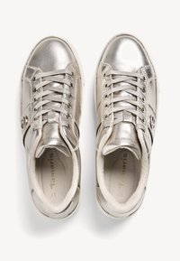 Sneaker argentate metalliche dal finish liscio, con design a laccio, colletto imbottito, dettaglio logo e interno ammortizzato.