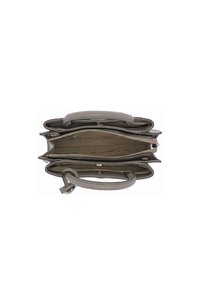 Sac à main en cuir gris avec plusieurs compartiments, fermetures zippées et poignées doubles. L'intérieur présente une doublure lisse avec un logo discret.