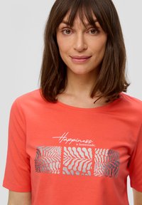 s.Oliver MIT FRONT - Print T-shirt - blutorange