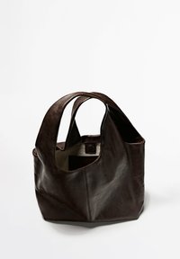 Sac fourre-tout en cuir marron foncé avec deux anses et intérieur en tissu beige, présenté sur un fond blanc uni.