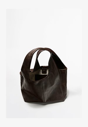 Mørkebrun læder shoppertaske med to håndtag og beige stofindvendigt, vist mod en ensfarvet hvid baggrund.