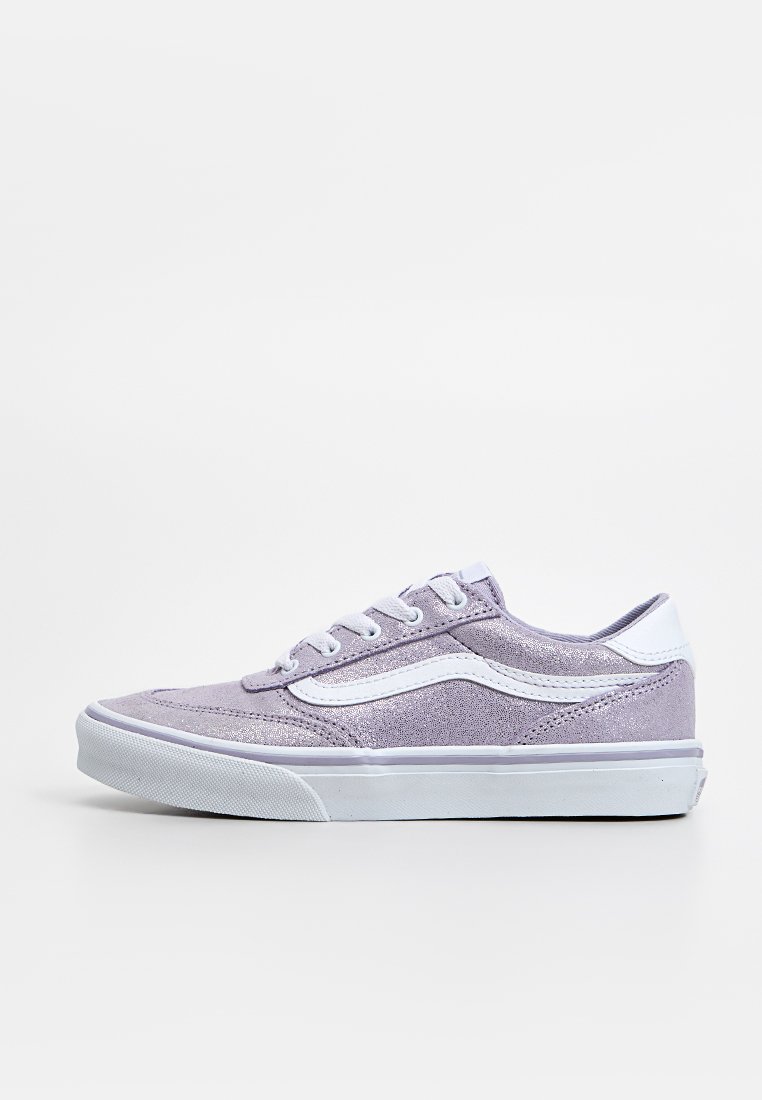 Baskets en daim violettes avec des accents blancs, design low-top, lacets plats, semelle en caoutchouc, et un logo en vague signature sur le côté.