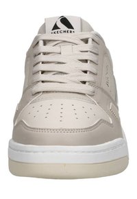 Sneaker beige con tomaia in pelle liscia, punta perforata, lacci piatti e suola in gomma bianca. Presenta un logo nero sulla linguetta.