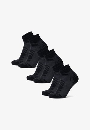 Černé kotníkové ponožky v sadě, s texturovanými vzory a zesílenými patami. Vyrobeny z elastického materiálu pro pohodlí a dobrou přilnavost.
