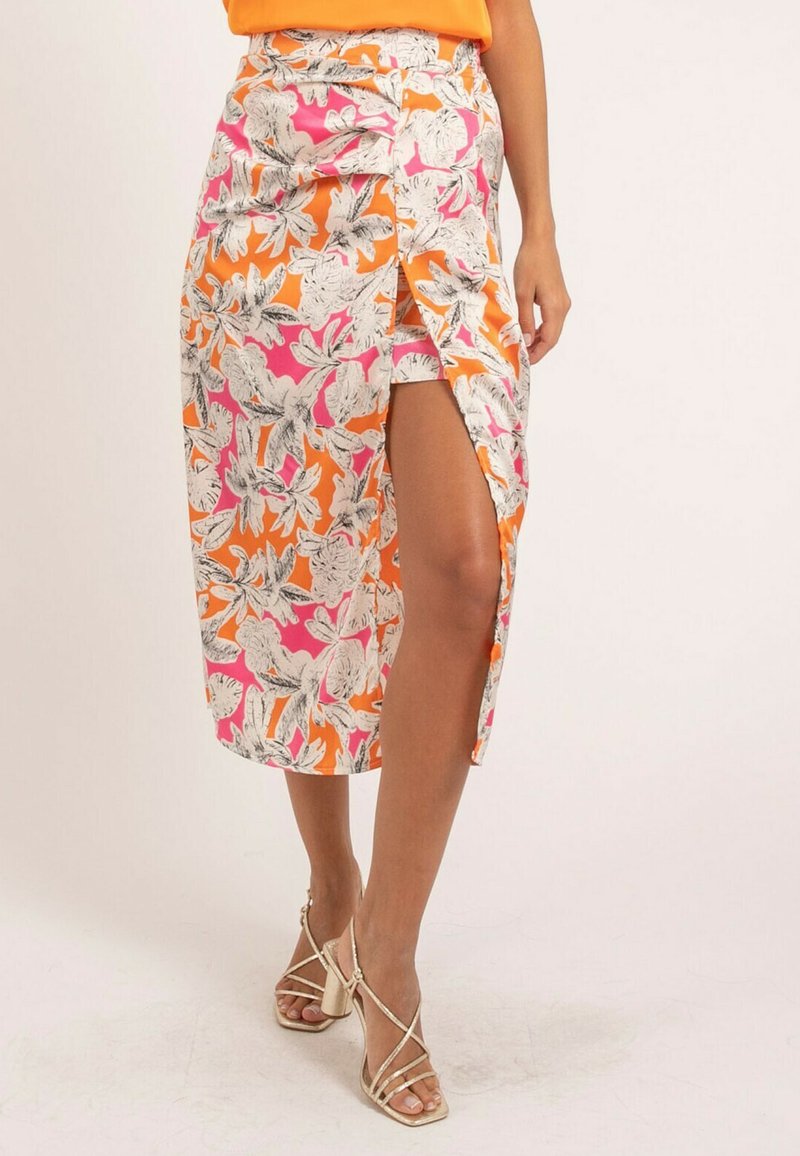 Jupe midi florale avec des motifs orange, rose et blanc. Elle présente une grande fente et une taille ajustée. Le matériau semble léger et lisse.