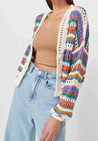 Strickjacke mit mehrfarbigen Streifen in Pink, Blau, Grün und Orange. Cremefarbener Grundton mit offenem Maschenmuster und Knopfverschluss.