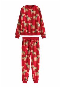 Rode pyjama set bestaande uit een pullover top en broek. Het ontwerp heeft tan rendierpatronen met blauwe kragen, ribgebreide manchetten en een elastische tailleband.