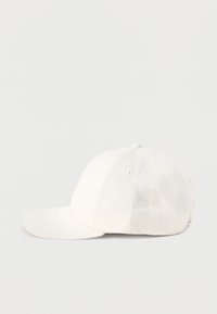 Λευκό βαμβακερό καπέλο μπέιζμπολ με κυρτή γείσο, σχεδίαση με έξι πάνελ και κεντημένο λογότυπο στο εμπρόσθιο μέρος. Διαθέτει οπές αερισμού.