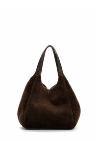 Brun shearling-handväska med en mjuk textur, som har en rund form och mörka läderhandtag. Dragkedjestängning upptill.
