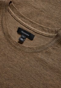 Brown textured T-shirt with a round neckline and dark label. Features fine stripes and contrasting stitching around the collar. Size L.