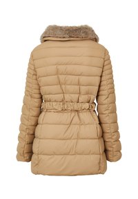 Cappotto invernale beige trapuntato con vita elastica e colletto di pelliccia, mostrato da dietro su uno sfondo bianco.