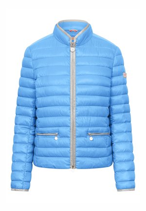 Lichtblauwe doorgestikte jas met hoge kraag, zilverkleurige ritssluiting en twee voorzakken met rits, afgebeeld tegen een witte achtergrond.