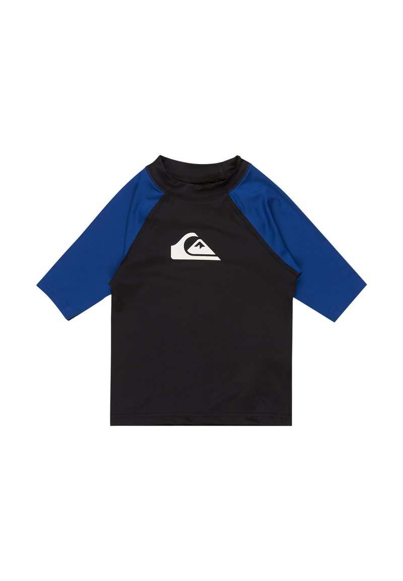 Čierny a modrý dlhý rukáv rash guard s okrúhlym výstrihom a predným logom; vyrobený z elastického, ľahkého materiálu, navrhnutý na vodné aktivity.