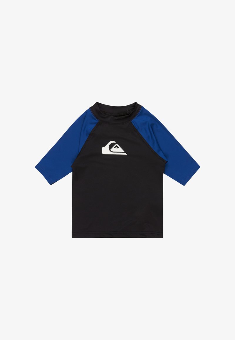 Čierny a modrý dlhý rukáv rash guard s okrúhlym výstrihom a predným logom; vyrobený z elastického, ľahkého materiálu, navrhnutý na vodné aktivity.