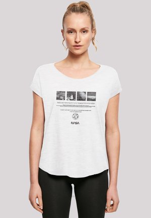 Weißes T-Shirt mit kurzen Ärmeln, das NASA-Grafiken zeigt, einschließlich Text und Bildern, die mit dem Weltraum zu tun haben. Es hat einen lässigen Schnitt und einen abgerundeten Saum.