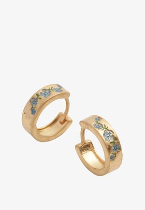 Guldtonede hoops med en tekstureret overflade, med blå blomster emalje detaljer langs forkanten. Cirkulær form, hængslet design.