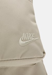Nike Sportswear HERITAGE UNISEX - Mochila - stone
