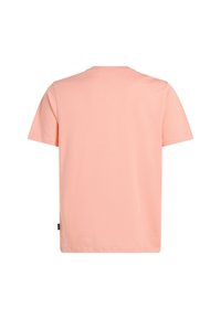 Lichtroze katoenen t-shirt met korte mouwen, ronde hals en een label aan de onderkant. Glad textuur met een eenvoudig ontwerp.