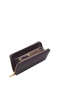 Cartera de cuero en púrpura oscuro con un acabado texturizado, que cuenta con una cremallera dorada, múltiples compartimentos para tarjetas y un bolsillo transparente para la identificación.