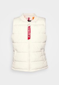 Puffer-Weste in Off-White mit Reißverschluss, hohem Kragen und zwei Seitentaschen. Verfügt über ein rotes Anhängeretikett mit Text.