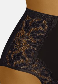 Hochgeschnittene schwarze Unterwäsche mit floralen Spitzenverzierungen an der Seite, ausgestattet mit einem glatten Stoff und filigranen Spitzenmustern.