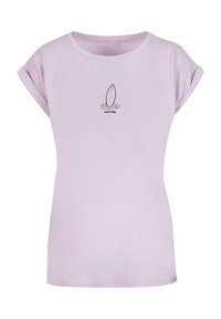 Lilla bomulds T-shirt med opsmøgede ærmer og rund halsudskæring. Har et sort surfbræt grafik og teksten "surf vibes" nedenunder.